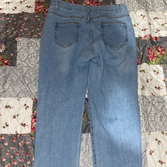 Mom Jeans - Picture 3 of 4